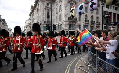 Banda militar participa da Parada do Orgulho LGBT de 2022 em Londres. 02/07/2022. REUTERS/Henry Nicholls
