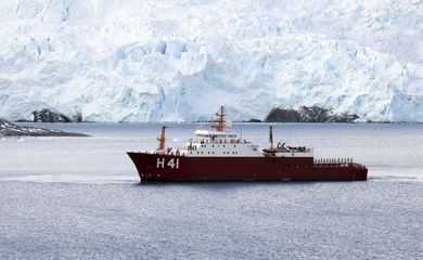 O NPo Almirante Maximiano (H-41), ex-Ocean Empress, é um navio de pesquisa polar da Marinha do Brasil.