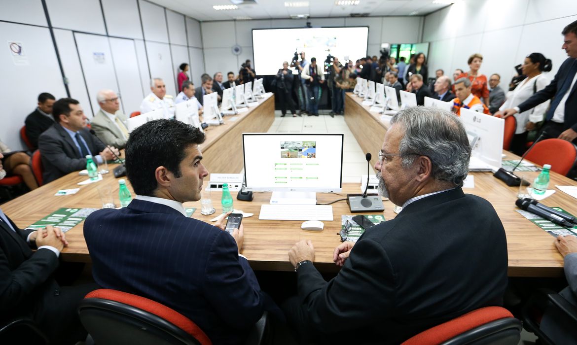 Brasília - Os ministros da Defesa, Raul Jungmann, e da Integração Nacional, Helder Barbalho, durante lançamento do Sistema Integrado de Monitoramento e Alerta Hidrometeorológico da Amazônia, o SipamHidro (Marcelo Camargo/Agência Brasil)
