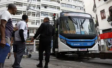 Rio de Janeiro (RJ), 28/10/2025 – Durante operação policia contra o Comando Vermelho, bandidos renderam motorista da linha 409 na Rua do Riachuelo, na Lapa, e obrigaram a atravessar na via, levando a chave. Foto: Fernando Frazão/Agência Brasil