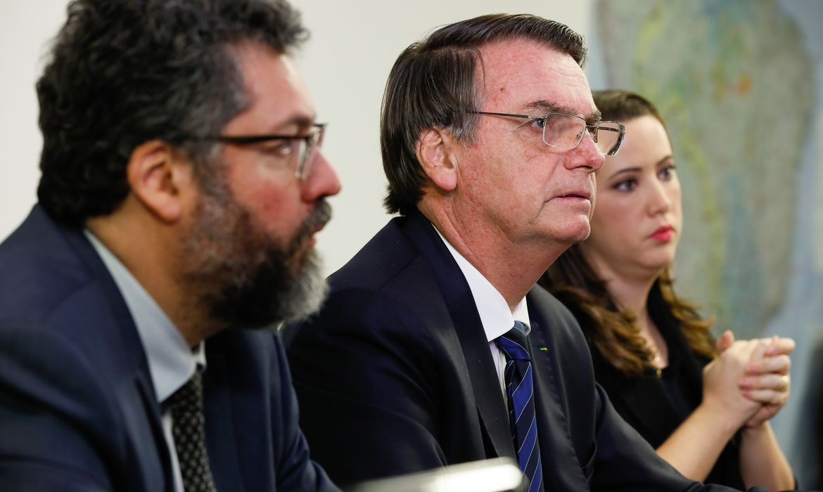 O presidente Jair Bolsonaro faz transmissão ao vivo ao lado do ministro das Relações Exteriores, Ernesto Araújo.