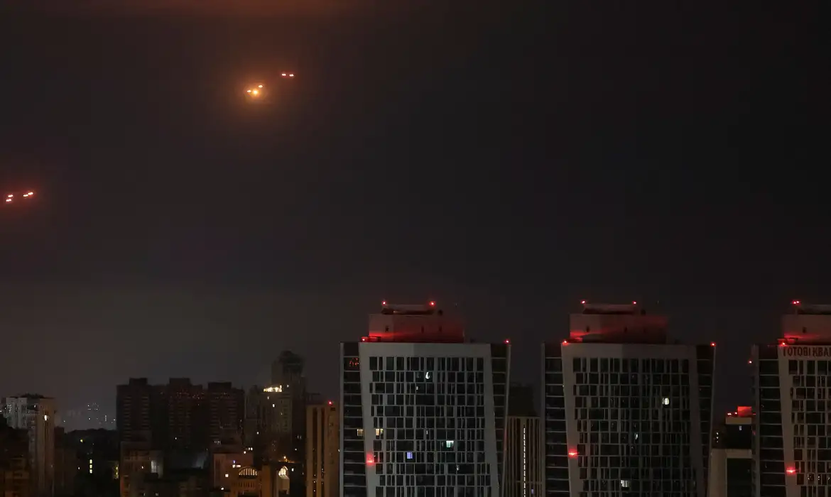 Explosions are seen in the night sky as Ukrainian servicemen fire towards drones during a Russian drone strike, amid Russia's attack on Ukraine, in Kyiv, Ukraine July 7, 2025. REUTERS/Gleb Garanich