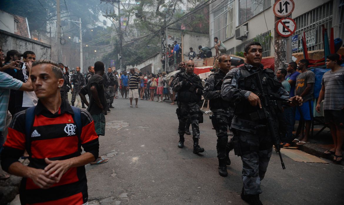 Rio de Janeiro - Operação policial após ataques às bases das Unidades de Polícia Pacificadora (UPP) nas comunidades do Cantagalo e Pavão-Pavãozinho, em Copacabana. (Fernando Frazão/Agência Brasil)