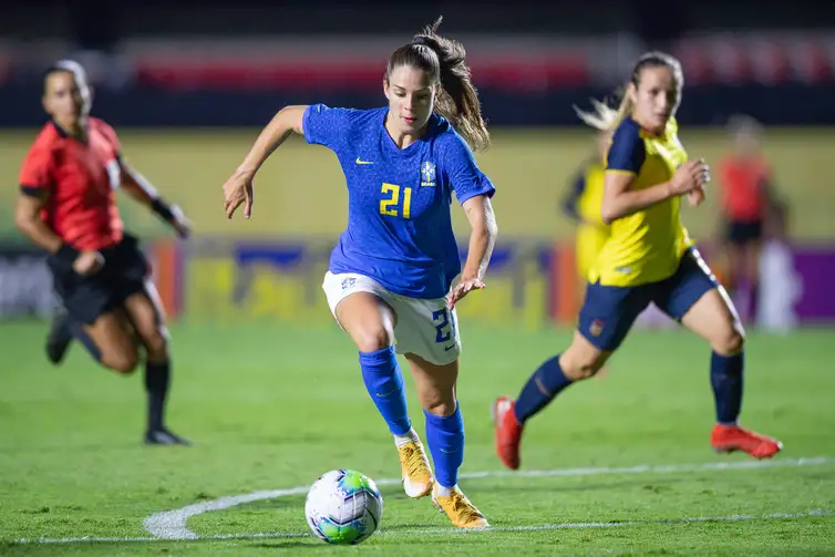 Mariana Sá/CBF/Direitos Reservados Giovana Queiroz, de 17 anos, jogadora, seleção brasileira