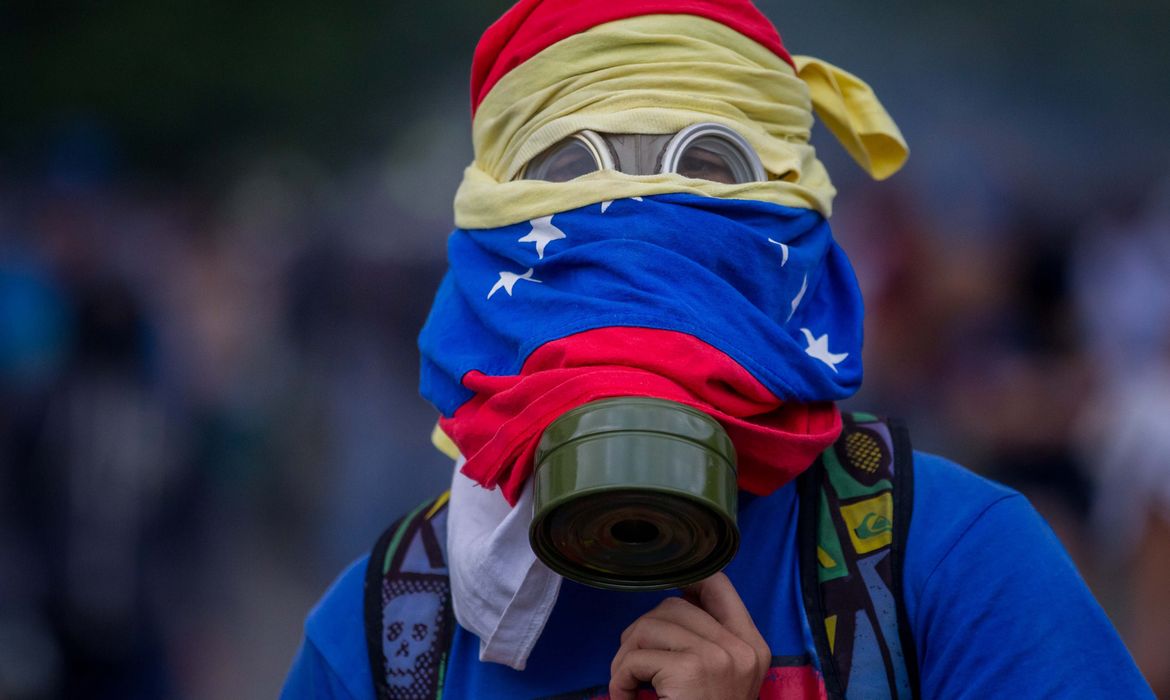 Manifestante em Caracas, na Venezuela