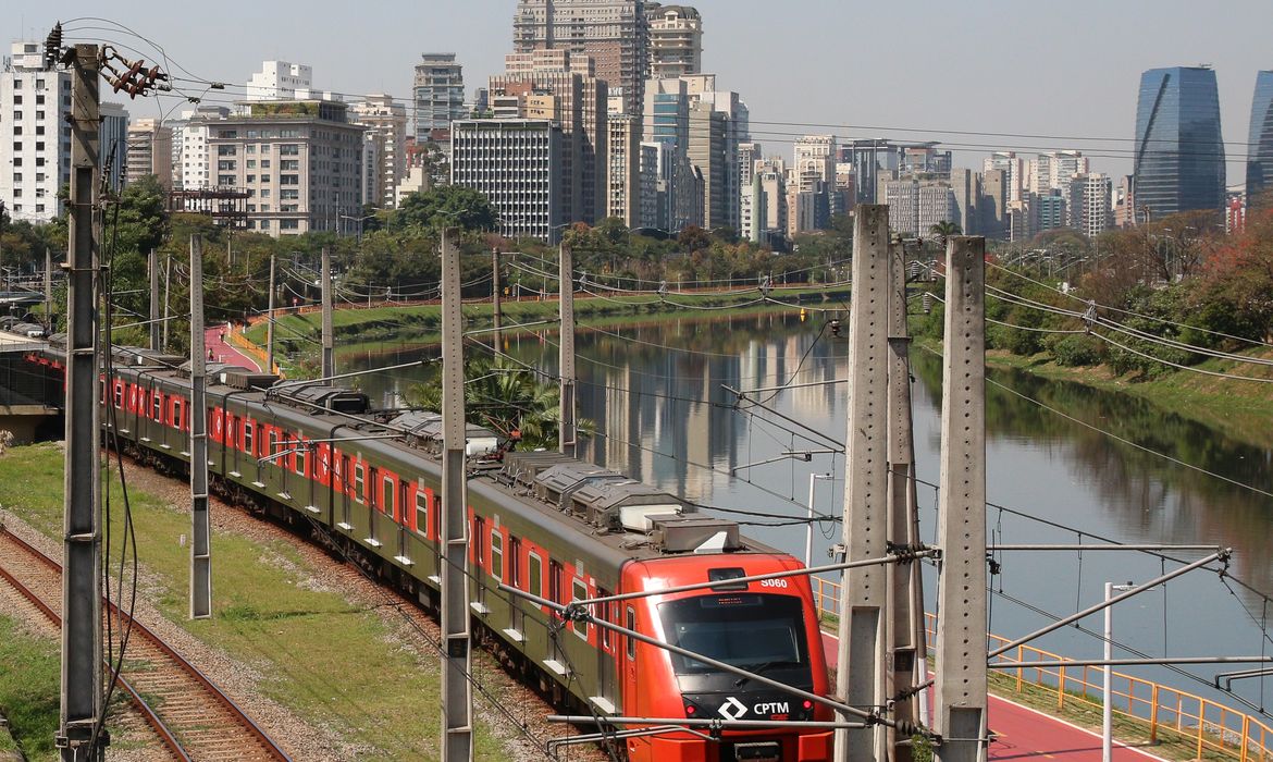 Trem da Companhia Paulista de Trens Metropolitanos - CPTM na Marginal Pinheiros.