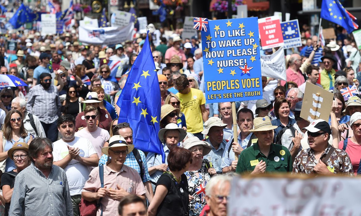 Milhares de pessoas vão as ruas de Londres para pedir um novo referendo sobre o Brexit