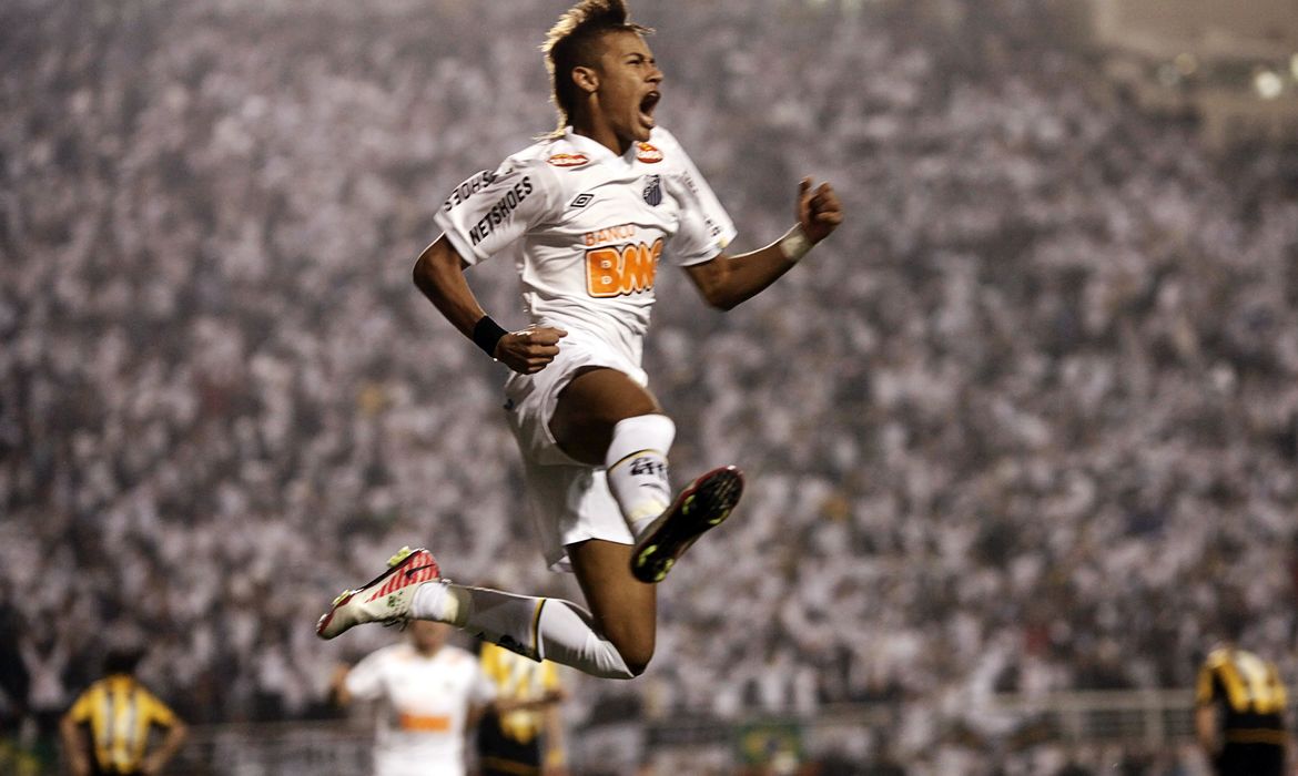 Neymar celebra gol do Santos na Copa Libertadores 
 22/6/2011    REUTERS/Nacho Doce