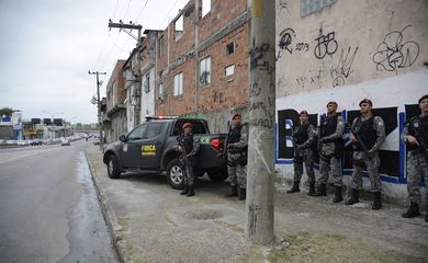 Rio de Janeiro - Membros da Força Nacional patrulham entorno do complexo de favelas da Maré durante o 1º turno das eleições 2016. (Fernando Frazão/Agência Brasil) 