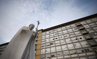 09/06/2023 Estátua do papa João Paulo 2 fora do hospital onde papa Francisco está internado, em Roma, Itália 9/6/2023 Foto: REUTERS/Yara Nardi