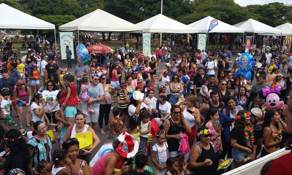 No bloco Baratinha,crianças e famílias brincam o carnaval com muito confete, serpentina e spray de espuma (Valter Campanato/Agência Brasil)