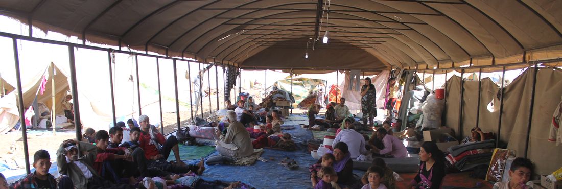 Acampamento improvisado para abrigar os refugiados ao norte do Iraque