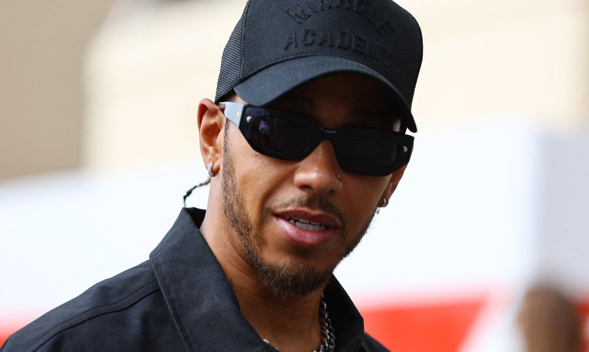 Piloto britânico Lewis Hamilton antes de Grande Prêmio de Abu Dhabi