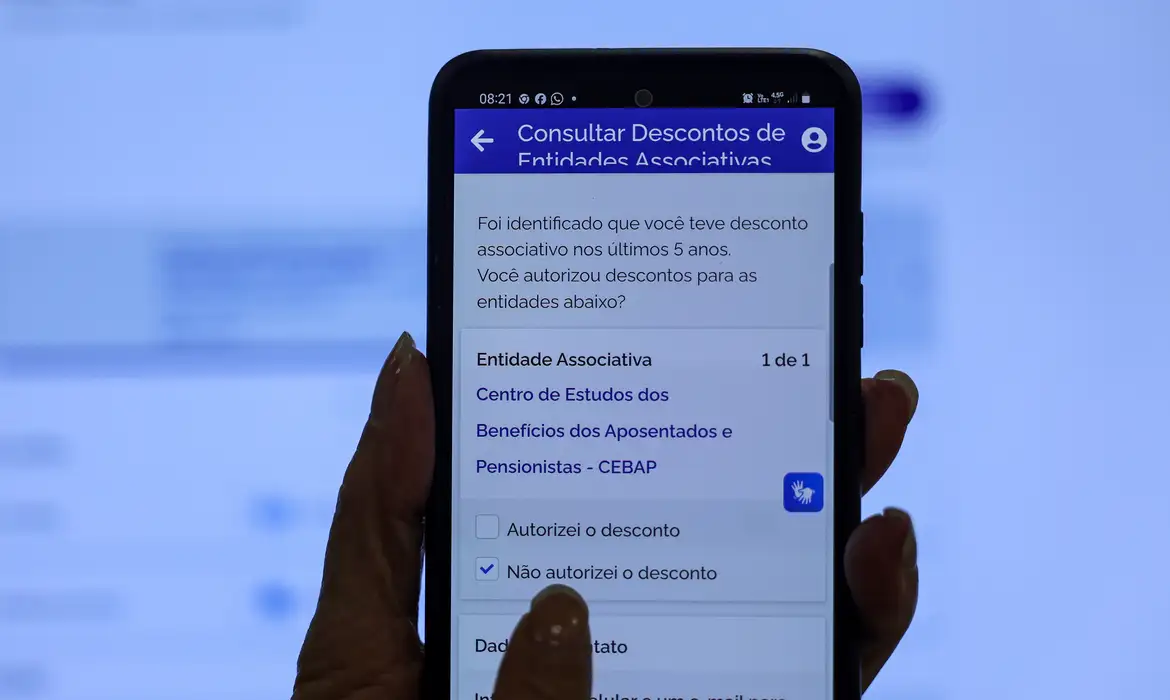 Brasília (DF), 14/05/2025 - Aposentada Neide Maria, recebeu o aviso no APP meu INSS, que teve desconto associativo nos últimos 5 anos.
A partir desta quarta-feira (14), os aposentados e pensionistas do Instituto Nacional do Seguro Social (INSS) podem requerer a devolução de valores descontados indevidamente nos últimos anos. O pedido deve ser feito por meio do aplicativo Meu INSS, pelo site de mesmo nome ou pelo telefone 135.
Foto: Joédson Alves/Agência Brasil