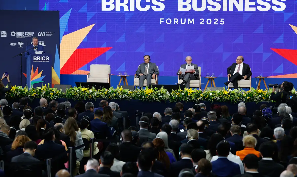 Rio de Janeiro (RJ), 05/07/2025 – O presidente da República, Luiz Inácio Lula da Silva, o vice-presidente, Geraldo Alckmin, o primeiro-ministro da Malásia, Anwar Ibrahim, e o presidente da CNI, Ricardo Alban, participam do Fórum Empresarial do Brics, no Pier Mauá. Foto: Fernando Frazão/Agência Brasil