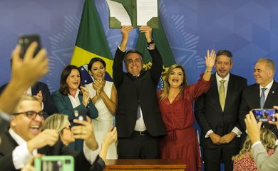 O presidente da República, Jair Bolsonaro assina sanção do projeto do piso salarial dos enfermeiros