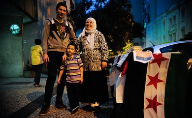 O sírio Armin Nachawaty, 25 anos, vende esfirras com a família no Rio de Janeiro, onde vivem refugiados da guera na Síria (Fernando Frazão/Agência Brasil)
