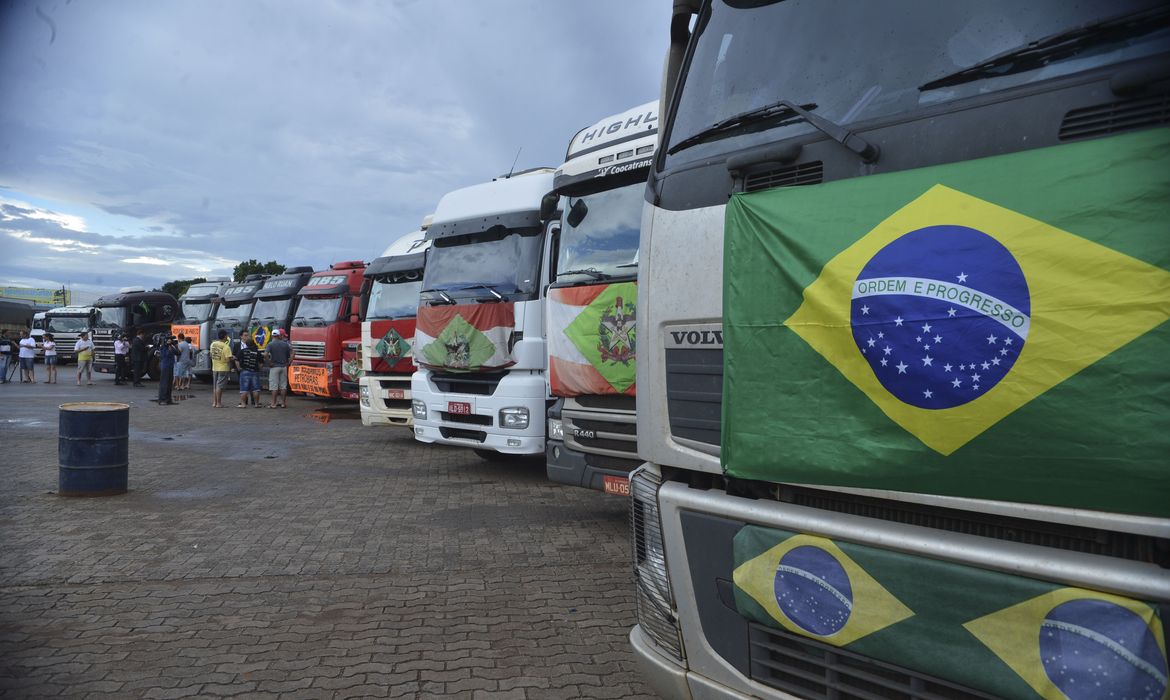 Movimento nacional dos caminhoneiro estão se organizando para manifestação em Brasília por melhores condições de trabalho. O objetivo é chegar ao DF com caminhões de todas as regiões (Valter Campanato/Agência Brasil)