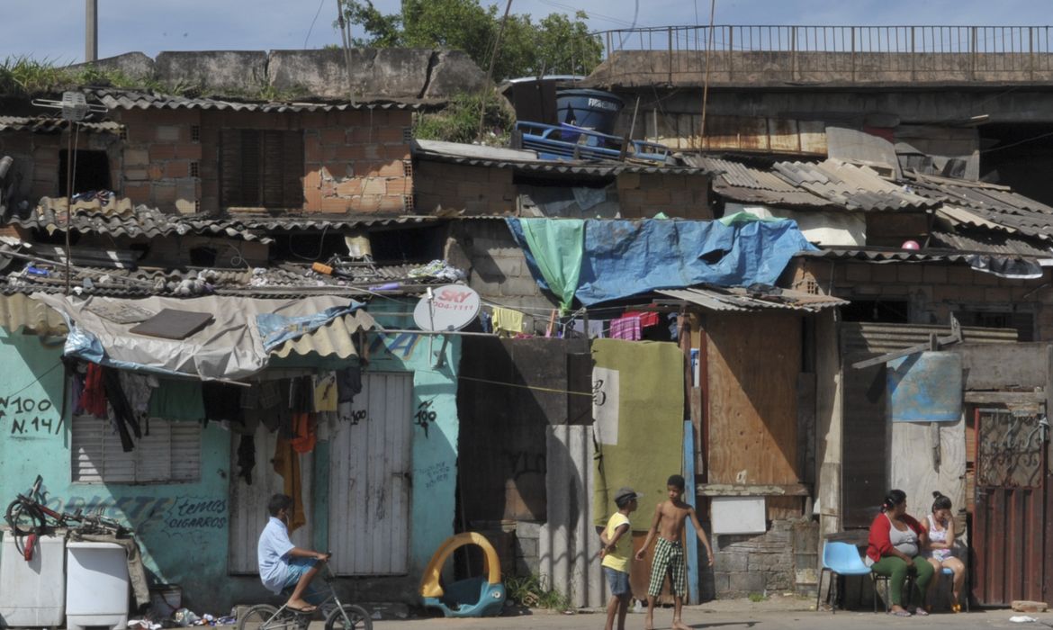 Comunidades relatam em Belo Horizonte violação do direito à moradia, moradores da vila da paz, sobrevivem  debaixo do viaduto (Antonio Cruz/Agência Brasil)