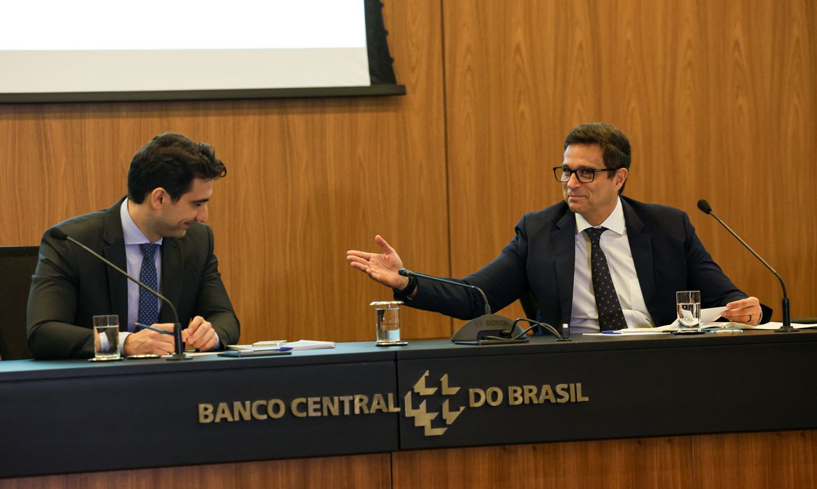 Brasília (DF) 19/12/2024 – O presidente interino do Banco Central, Gabriel Galípolo durante apresentação do relatório de Inflação do 4º trimestre, ao seu lado Roberto Campos Neto
Foto: Jose Cruz/Agência Brasil