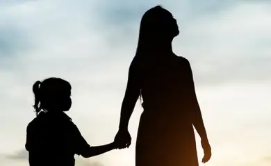 Brasília (DF) 09/05/2025 -Mãe e filho. Foto FreePik