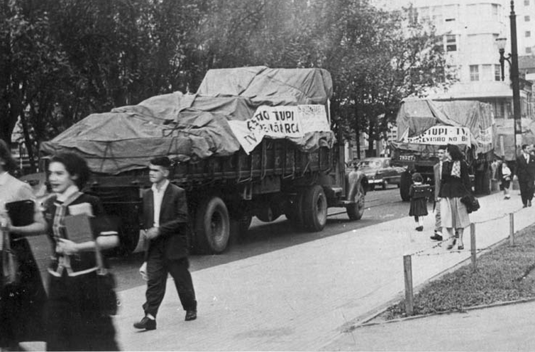 AMM.CCSP Câmeras e equipamentos para instalação da TV Tupi desfilam em caminhões por São Paulo-1950.