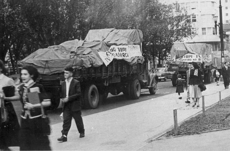 Câmeras e equipamentos para instalação da TV Tupi desfilam em caminhões por São Paulo-1950.