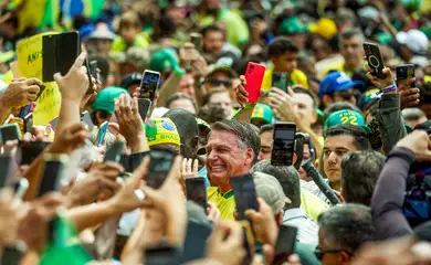 Supporters gather around former Brazilian President Jair Bolsonaro at Copacabana beach, in Rio de Janeiro, Brazil, March 16, 2025. REUTERS/Pilar Olivares
