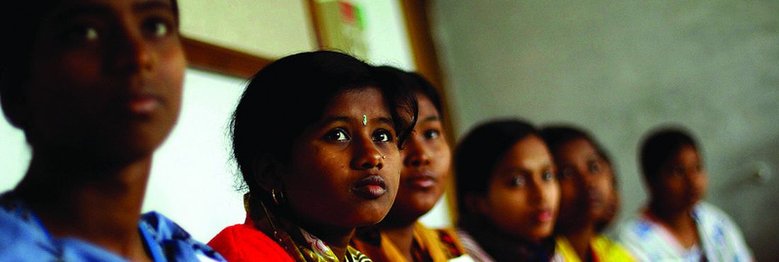 Jovens em Bangladesh participam de classes de alfabetização
