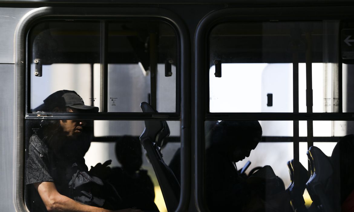 Brasília (DF), 09/08/2023 - Movimentação de passageiros e ônibus na Rodoviária do Plano Piloto. Nos dias 8 e 9 de agosto acontece, em Brasília, o 36º Seminário Nacional de Transporte Urbano, em que empresários, entidades de classe, especialistas e representantes de governo debatem as mudanças necessárias no setor. Foto: Marcelo Camargo/Agência Brasil