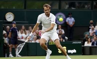 Daniil Medvedev faz jogada durante torneio de Wimbledon em 2021