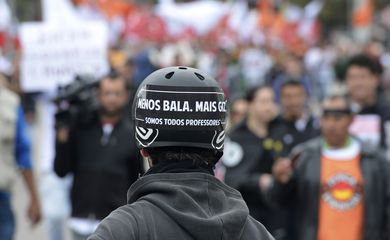 Professores da rede de ensino do Paraná participam de caminhada pelas ruas de Curitiba. O intuito do ato é protestar contra a violência policial.  (Wilson Dias/Agência Brasil)