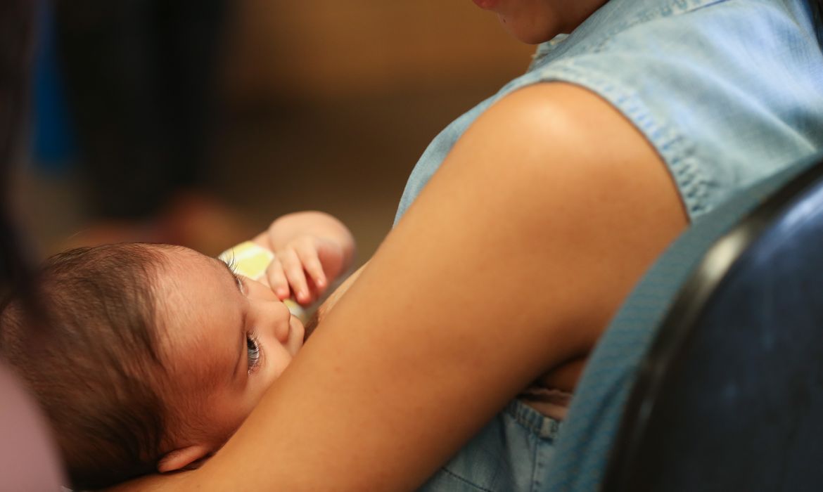 Brasília - Lorrayne Paiva e seu bebê participam do mamaço que ocorreu na Estação do Metrô de Samambaia. O objetivo do ato é superar o preconceito de amamentar em público e incentivar o aleitamento materno (Elza Fiuza/Agência Brasil)