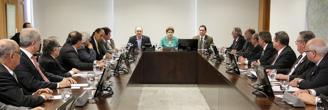 A presidenta Dilma Rousseff recebeu dirigentes de times brasileiros de futebol no Palácio do Planalto para discutir a renegociação de dívidas dos clubes