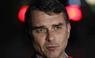 Brasília (DF), 11/09/2025 - O senador Flávio Bolsonaro, fala com jornalistas em frente do condomínio onde seu pai, ex presidente Jair Bolsonaro cumpri prisão domiciliar.<br />
Foto: Bruno Peres/Agência Brasil