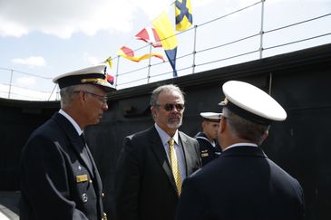 O ministro da Segurança Pública, Raul Jungmann participa da cerimônia de transferência de subordinação do porta-helicópteros multipropósito Atlântico para o Comando de Operações Navais da Marinha, no Arsenal de Marinha do Rio, na Ilha das Cobras