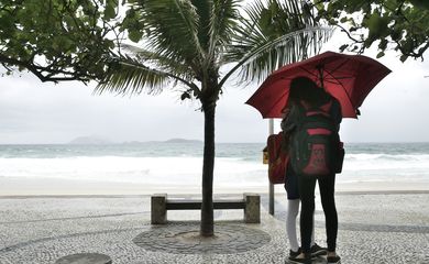 Frente fria chega ao Rio trazendo ressaca, chuva e baixas temperaturas. 