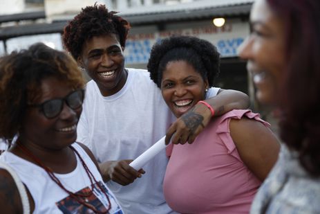 Rio de Janeiro (RJ) 25/07/2024 – Carlos Vitor Guimarães com a mãe, Viviane Vieira Teixeira, a avó, Verônica Souza, e a defensora pública Lucia Helena Oliveira, após ser solto do Presídio Evaristo de Moraes. O jovem negro de 25 anos, morador de São Gonçalo, esteve preso durante um ano e meio após ser condenado por roubo de carga apenas com reconhecimento por foto, e está absolvido pelo Superior Tribunal de Justiça após pedido da Defensoria Pública do Estado. Foto: Fernando Frazão/Agência Brasil