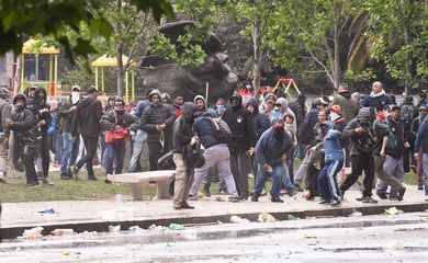 Confronto entre manifestantes e polícia em frente ao Congresso argentino, em Buenos Aires