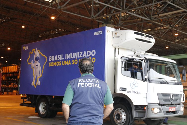 Tânia Rego/Agência Brasil O primeiro lote com cerca de 90 litros do Ingrediente Farmacêutico Ativo (IFA) para a produção da vacina Oxford-AstraZeneca contra a covid-19, chega ao terminal de cargas do Aeroporto Internacional Tom Jobim-RIOGaleão