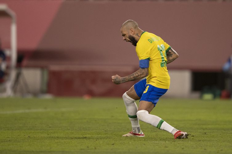 Daniel Alves comemora a classificação brasileira á final de Tóquio 2020.