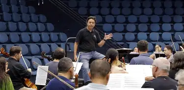 Maestro Claudio Cohen prepara orquestra para reabertura do Teatro Nacional