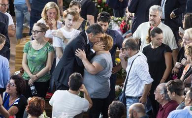 O primeiro-ministro Matteo Renzi consola parentes e amigos das vítimas do terremoto na região central da Itália