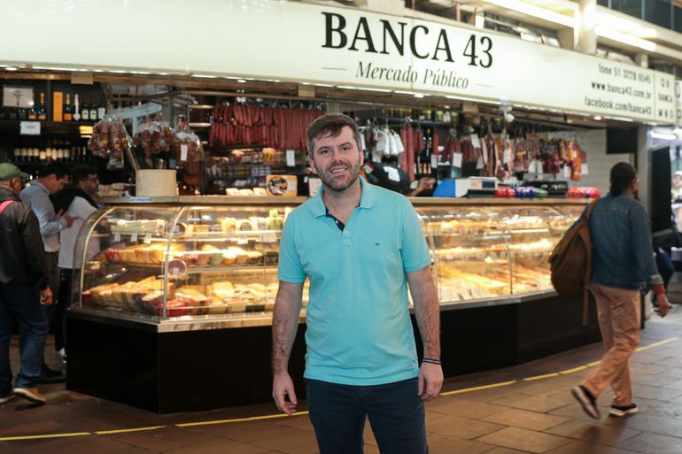 Porto Alegre (RS), 26/04/2025 – O vice-presidente da associação dos lojistas do Mercado Municipal, Jefferson Sauer, fala com agência Brasil, sobre a recuperação do mercado.
A um ano o estado foi atingido por temporais que afetou mais de 400 municípios gaúchos, tiveram bairros inteiros alagados. A maior tragédia climática da história, deixou pelo menos 147 mortos e afetou mais de 2,1 milhões de pessoas.
Foto: Joédson Alves/Agência Brasil