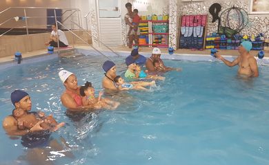 Salvador - As aulas gratuitas de hidroterapia atendem 150 famílias (Sayonara Moreno/Agência Brasil)