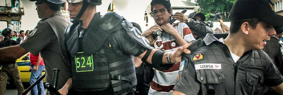 Polícia Militar prende manifestante durante protestos no Rio de Janeiro no dia de abertura da Copa do Mundo 2014