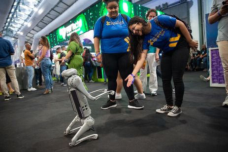 Rio de Janeiro (RJ), 03/10/2023 - RIW - Rio Innovation Week, maior evento de tecnologia e inovação da América Latina , realizado no Pier Mauá, no Centro do Rio. Na imagem, publico joga em ativação com realidade virtual. Foto: Fernando Souza/RIW/Divulgação