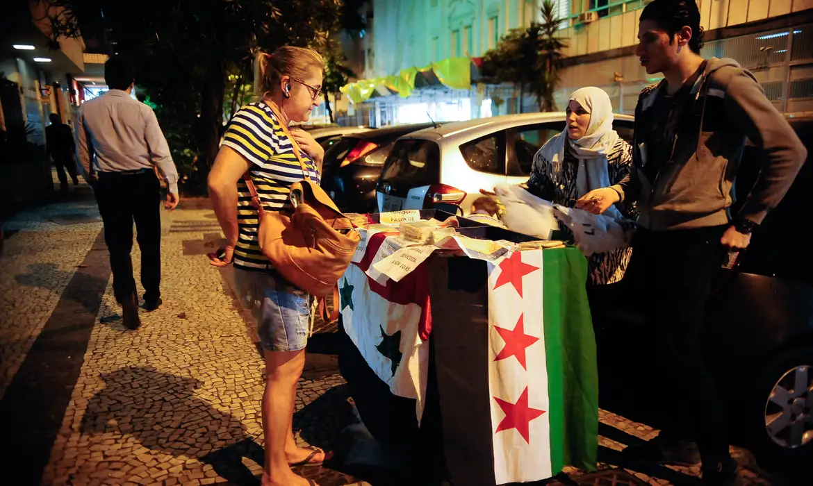 O sírio Armin Nachawaty, 25 anos, vende esfirras com a família no Rio de Janeiro, onde vivem refugiados da guera na Síria (Fernando Frazão/Agência Brasil)