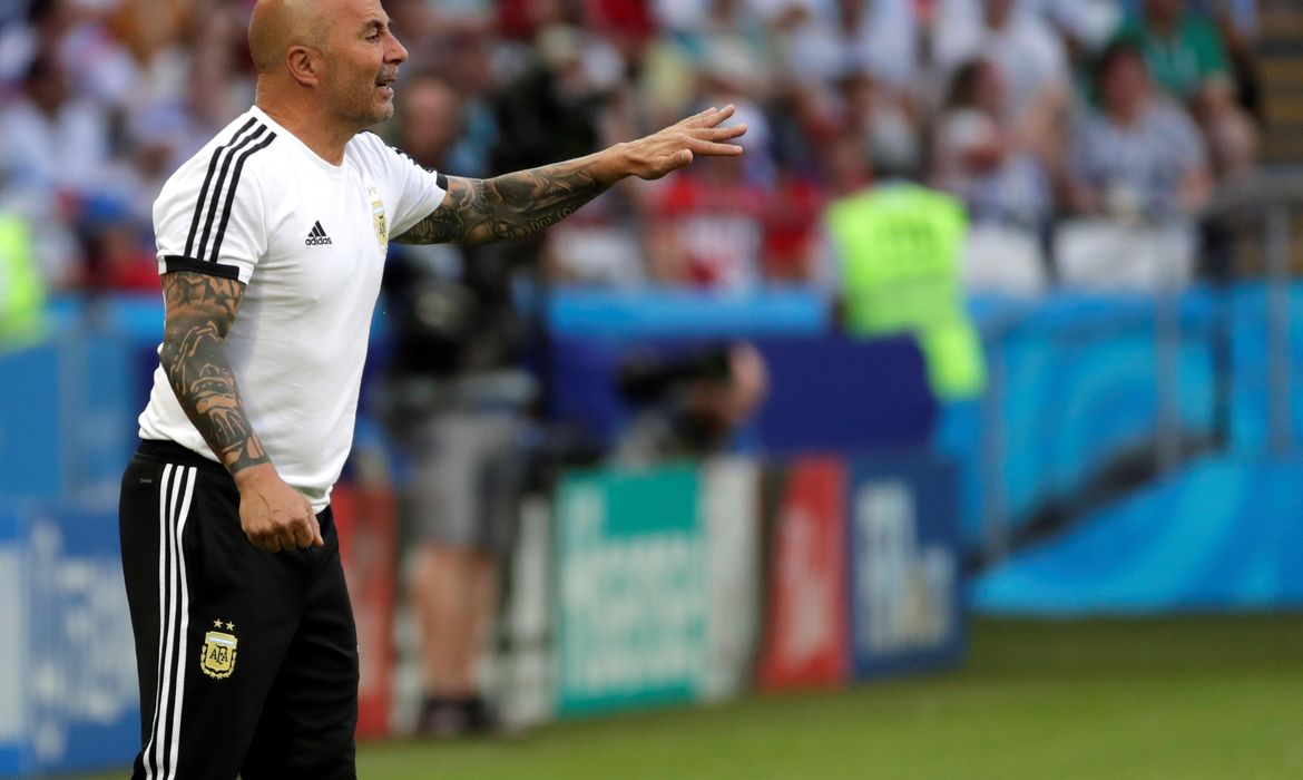 Jorge Sampaoli volta à Argentina com frieza e insultos