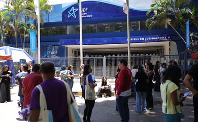 Brasília, DF 09/11/2025 - Candidatos que irão fazer a prova nesse primeiro dia de Enem, aguardam a abertura dos portões Foto: Fabio Rodrigues-Pozzebom/ Agência Brasil